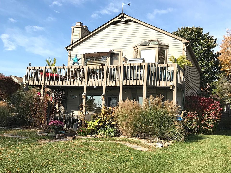 Nice sized flat bayfront yard