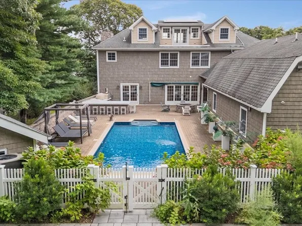 33A Newtown Rd, Hampton Bays, NY 11946