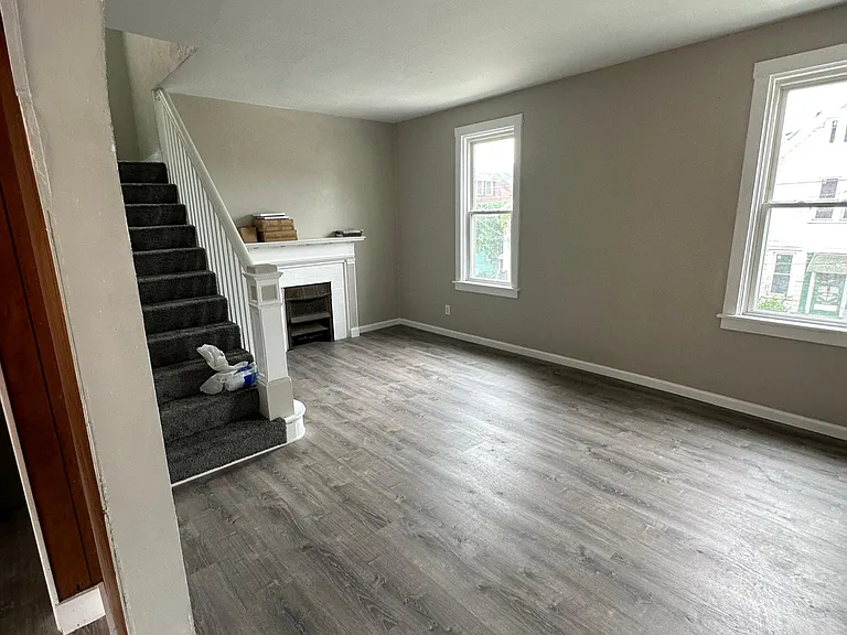1100 Coal St — Photo 3