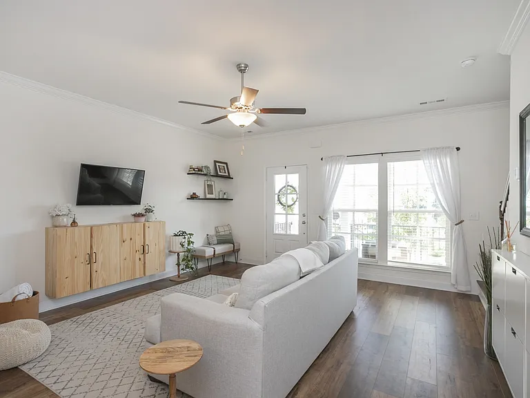 803 Goswell Dr — Photo 12