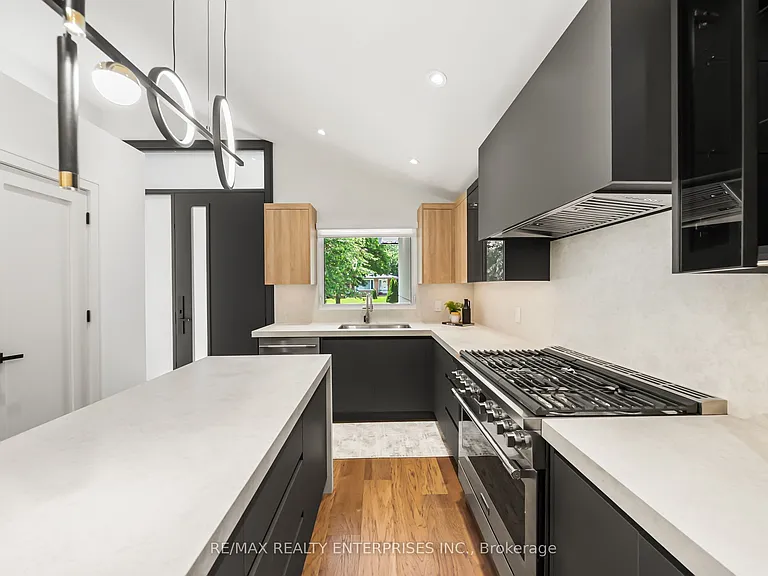 1495 Thetford Ct — Photo 9