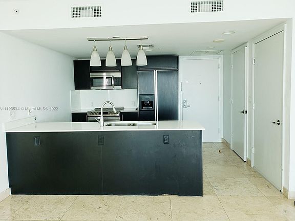 3rd image of 665 NE 25th St APT 1904