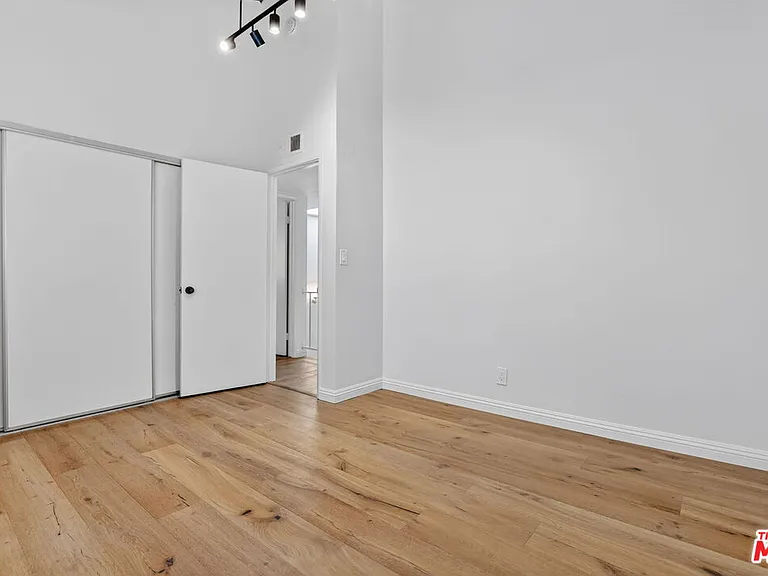 8611 Burton Way #4 — Photo 55