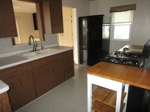 Kitchen, newer appliances, gas stove, dishwasher