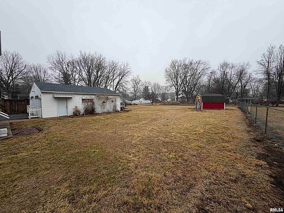 4th image of 1687 Beecher Ave