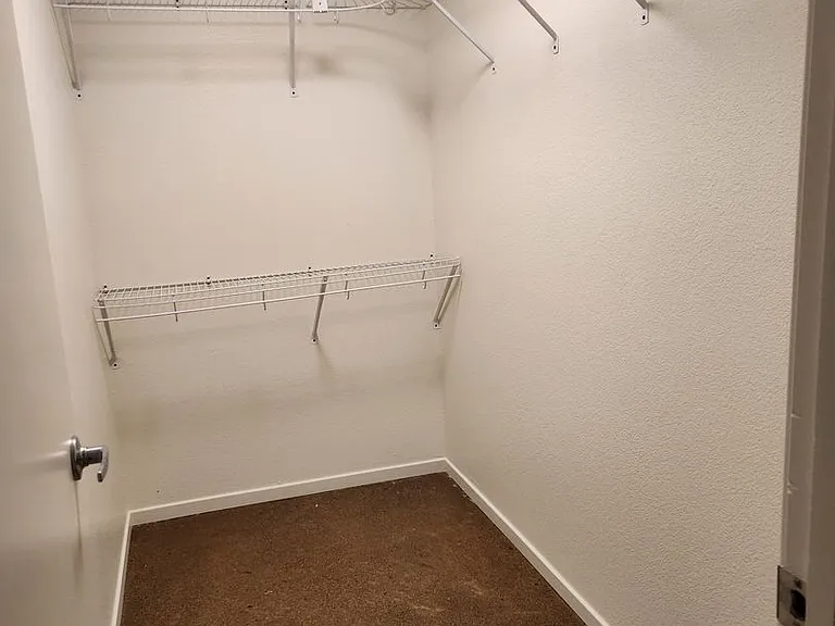 529 Stewart St — Photo 12