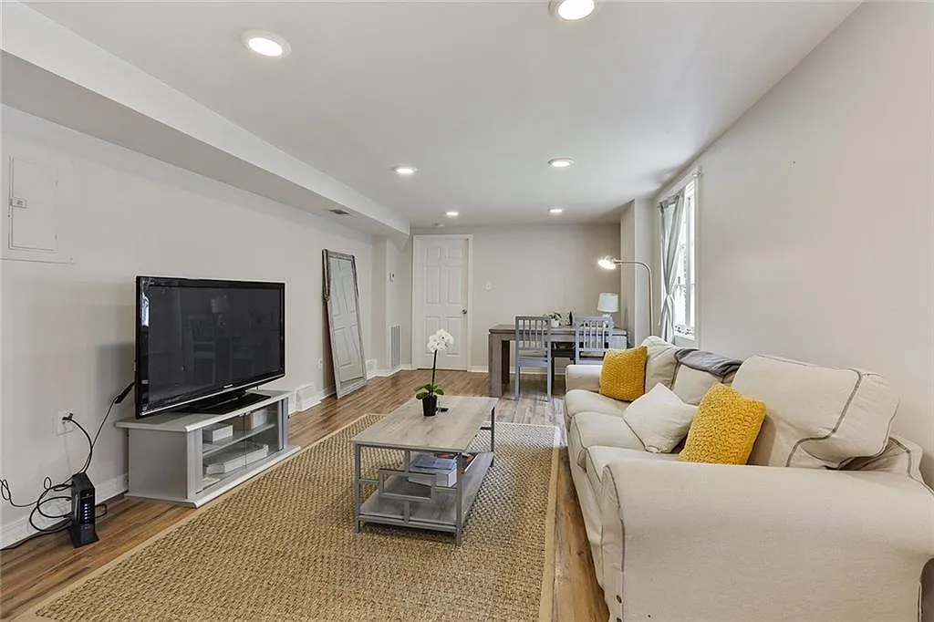 2 bed, 1000 sqft, $2,400 — Photo 1