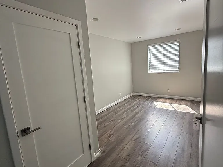 10610 Rhodesia Ave — Photo 23