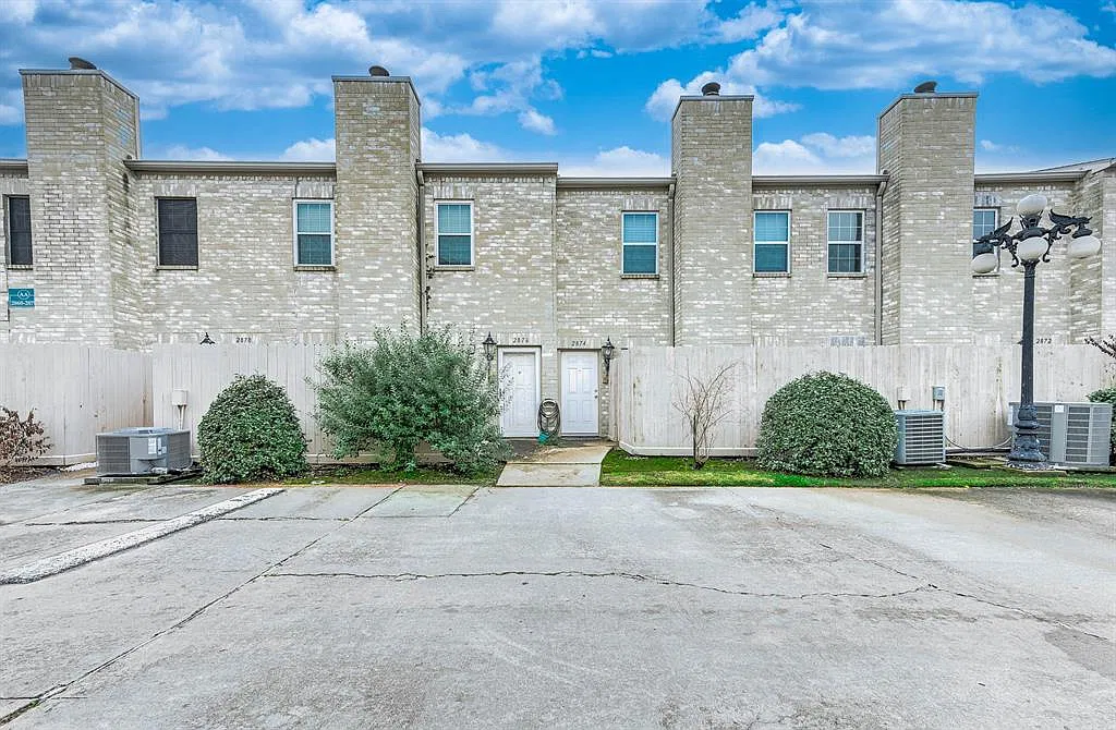 2 bed, 2.5 bath, 1600 sqft, $1,000 — Photo 1