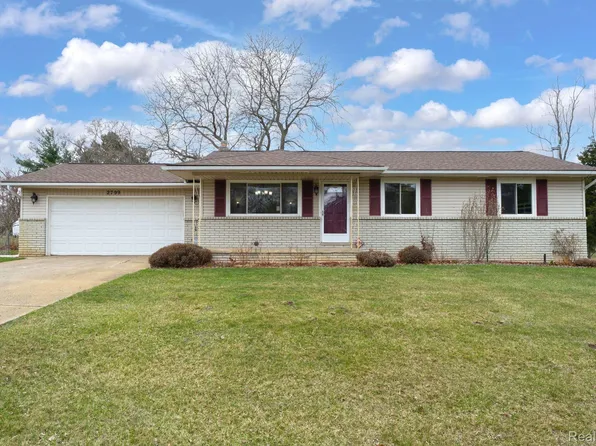 2799 Mussen Dr, Commerce Township, MI 48390