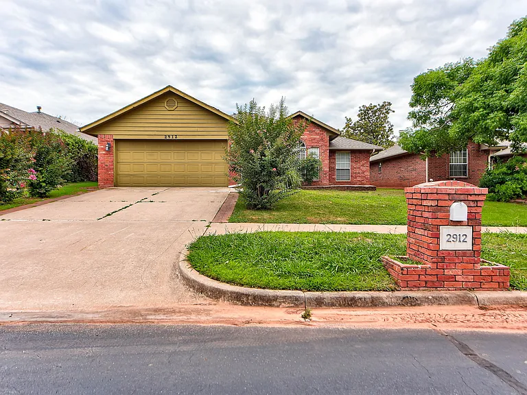2912 Edinburg Dr — Photo 1
