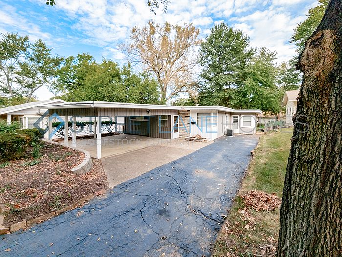 1st image of 30 Saint Laurence Dr
