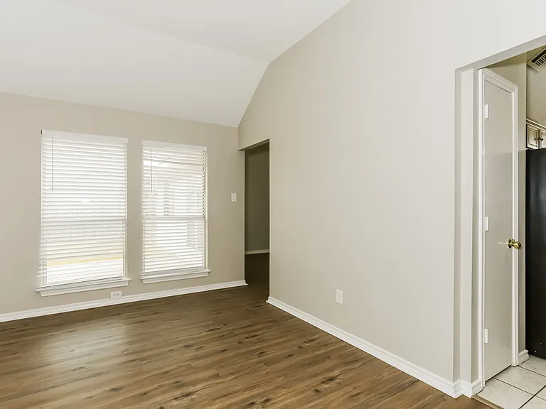 1211 Old Knoll Dr — Photo 8