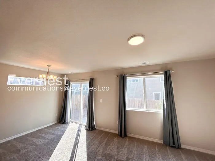 3 bed, 2.5 bath, 1350 sqft, $2,097 — Photo 3