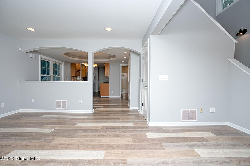 4th image of 228 Pinehurst Avenue