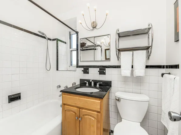 3935 Blackstone Avenue image 10 of 12