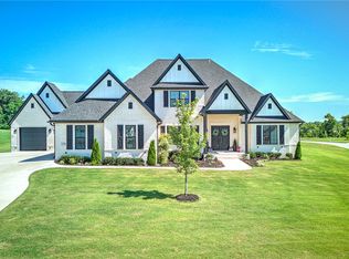 2702 NE Waterfall Ave, Bentonville, AR 72712