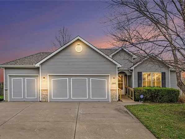 1842 White Tail Ln, Liberty, MO 64068