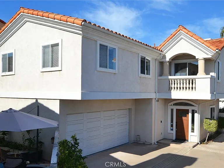 2203 Harriman #B — Photo 1