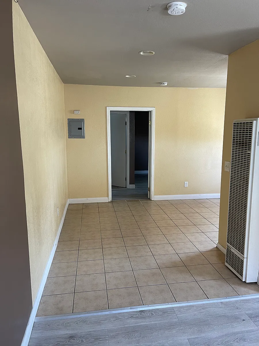 DINING - 1111 1/2 E 22nd St #1111-1/2
