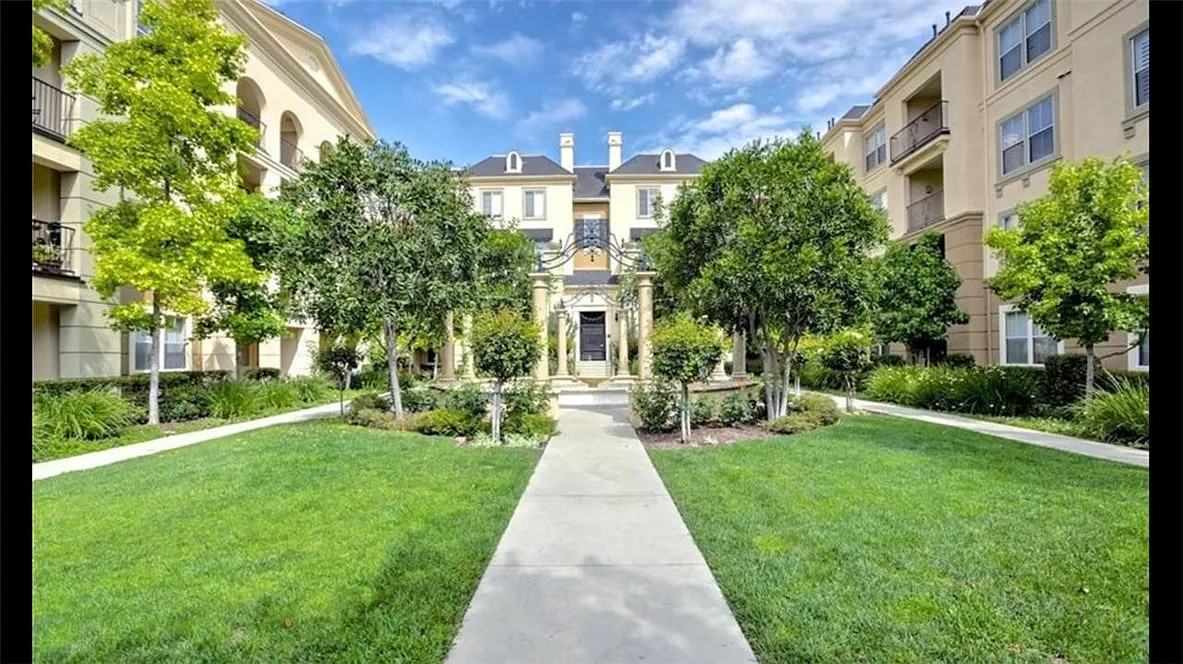 2 bed, 2.5 bath, 1531 sqft, $4,500 — Photo 2