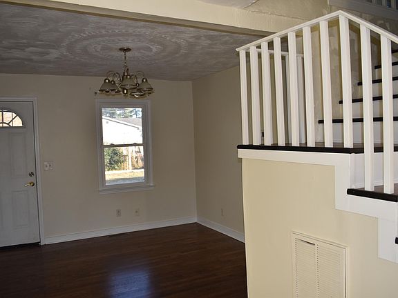 3rd image of 7 Vaughn Ct