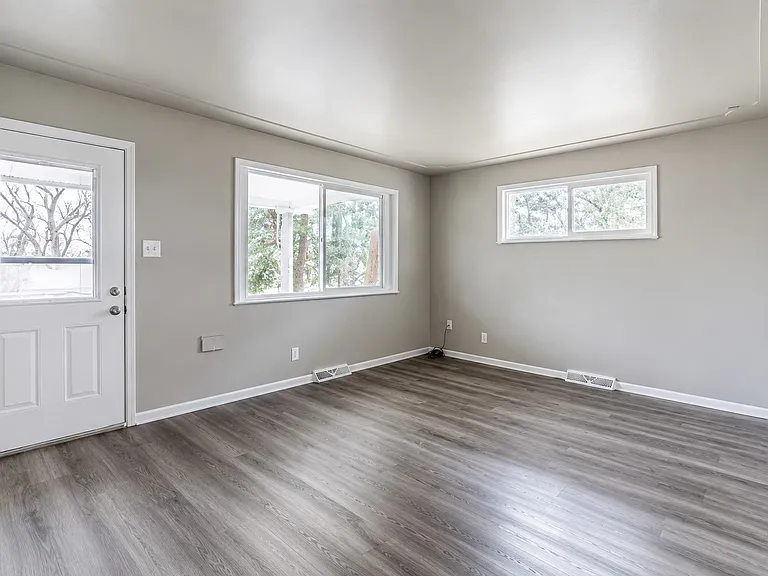 925 Stuart St — Photo 5