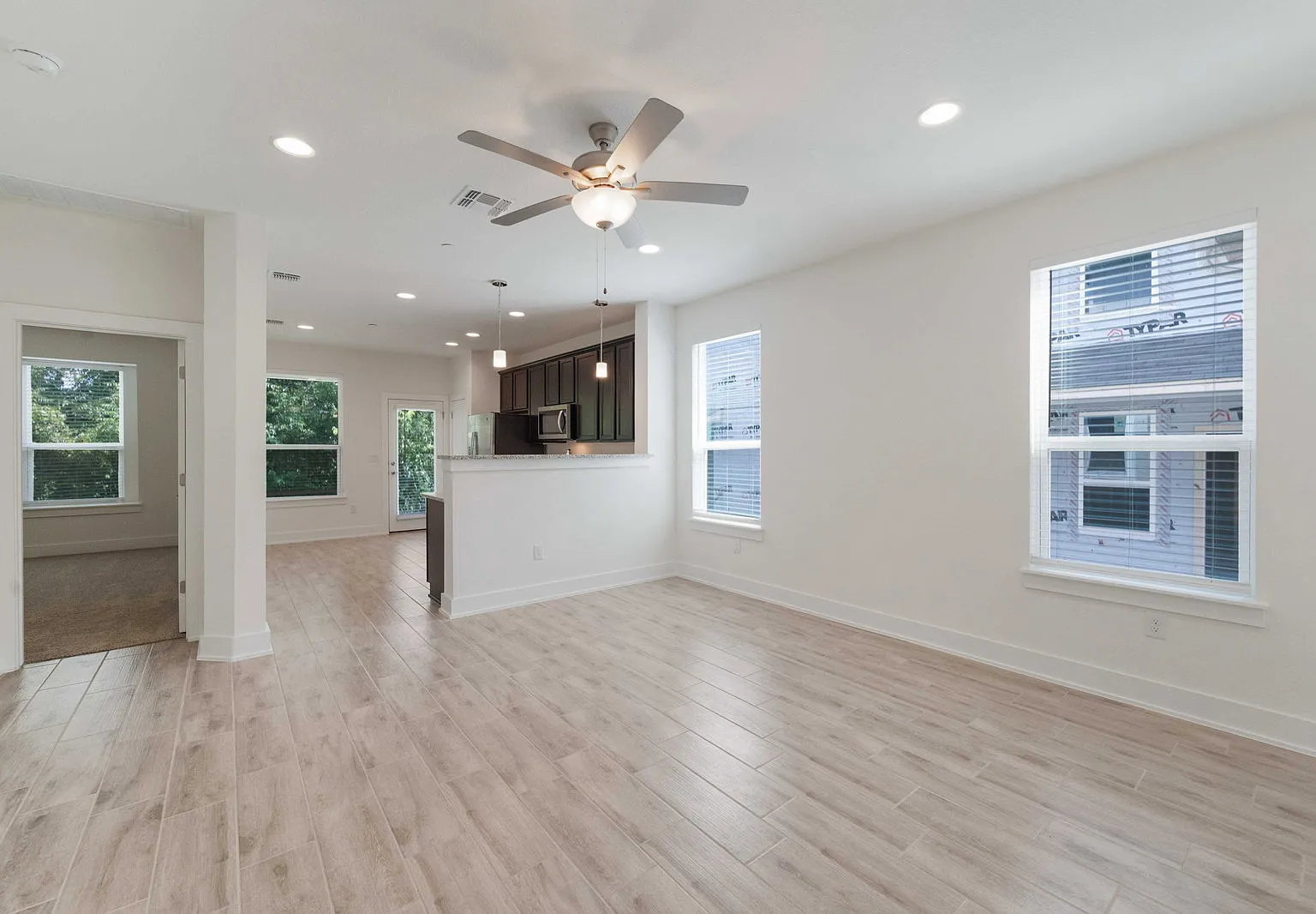 3 bed, 2.5 bath, 1729 sqft, $2,150 — Photo 2