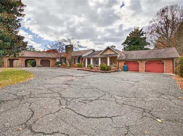 950 Dodson Mill Rd, Pilot Mtn, NC 27041