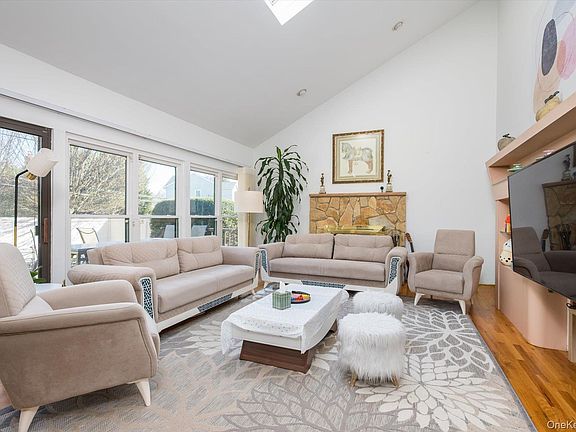 3rd image of 25 Princeton Drive