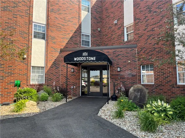101 Woodstone Ln APT 18, New Kensington, PA 15068