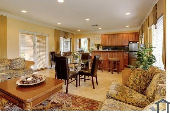 3 bed, 940 sqft, $2,200 — Photo 3