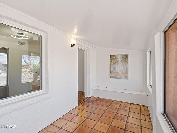 5th image of 4564 E Seneca St #4566