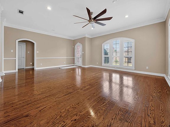 4th image of 504 Hyde Park Dr