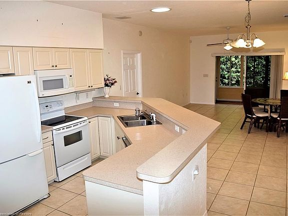 5th image of 212 Trafalgar Way