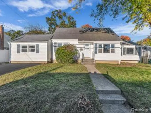 454 N Indiana Avenue, Lindenhurst, NY 11757