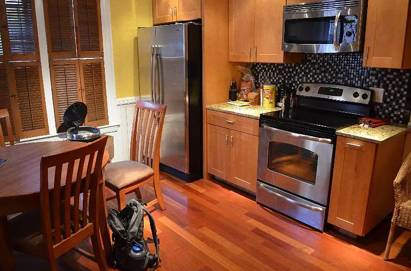 4 bed, 9999 sqft, $7,000 — Photo 1