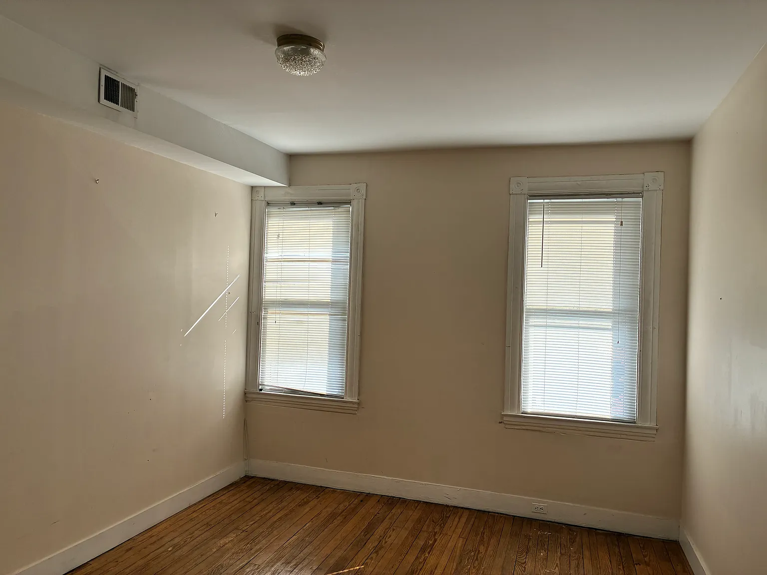 3 bed, 1500 sqft, $700 — Photo 1
