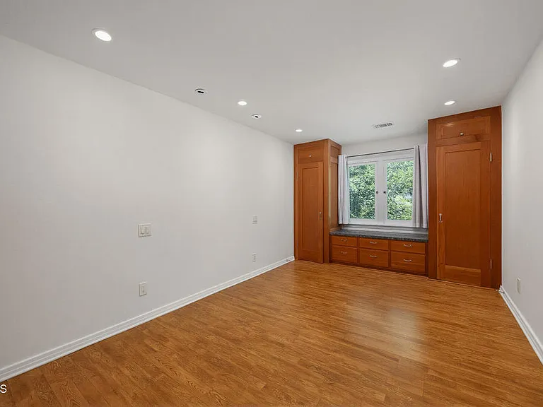900 E Glenoaks Blvd — Photo 10