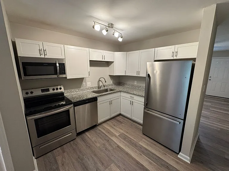 320 Hamilton Dr NE — Photo 2