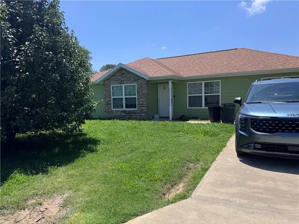 304 Estates Dr, Green Forest, AR 72638