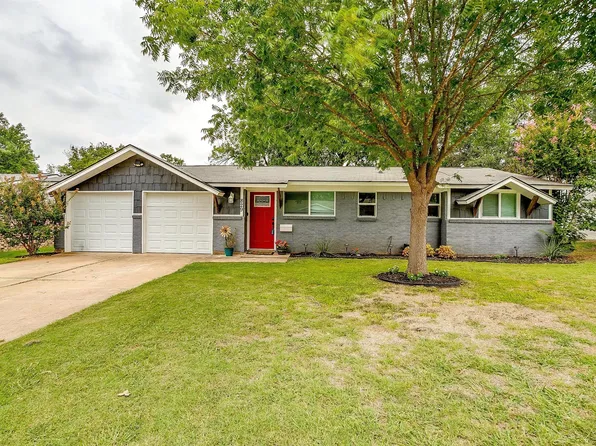 829 SW Sundown Trl, Burleson, TX 76028