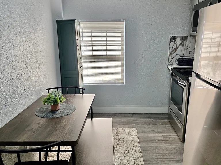 1040 Randall St — Photo 3