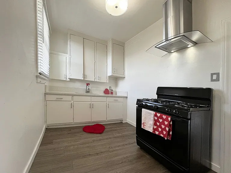 1735 E 10th St — Photo 3
