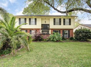 240 E Castle Harbour Dr, Friendswood, TX 77546