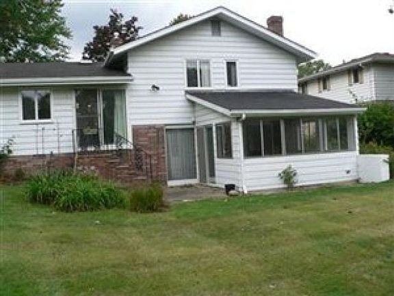 2nd image of 325 Royal Oak Blvd