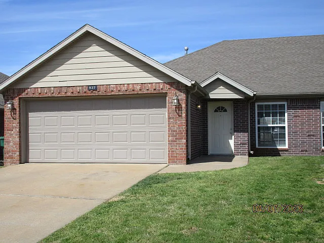 937 Oak Crossing Dr