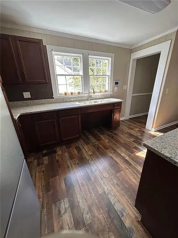 311 Hawthorne Ln — Photo 3