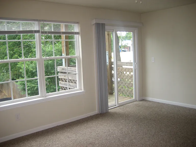1021 Carlton Ave — Photo 2