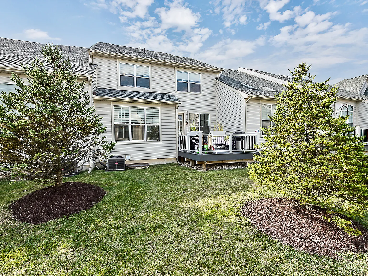 3 bed, 2.5 bath, 2564 sqft, $4,200 — Photo 3